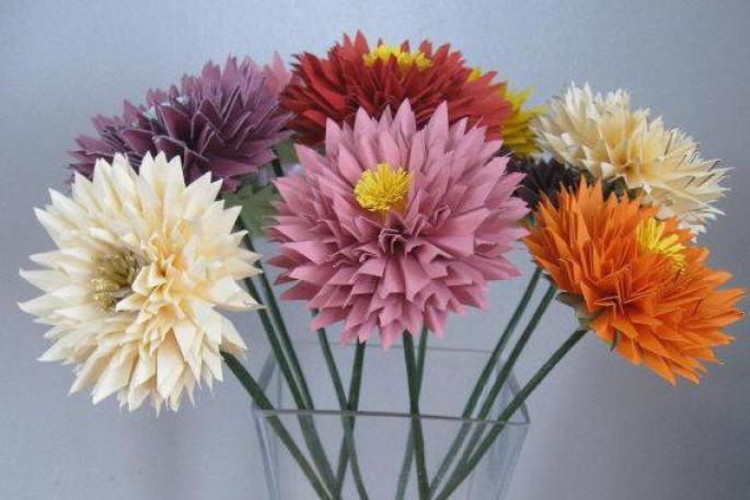 Как сделать поделки на праздник для мамы из бумаги Изготовление цветов для мамы